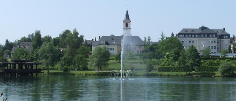 See in Weiskirchen mit Springbrunnen